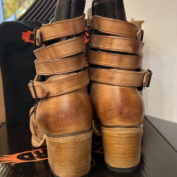 NWT FREEBIRD “DARLIN” Boots in Natural & Black | Size 7 🔥PRICE FIRM !!! - Picture 10 of 14